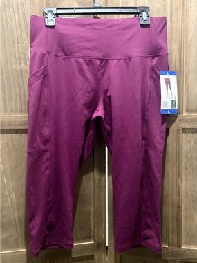 NWT. Women's 32 Degrees Plum Capri Leggings